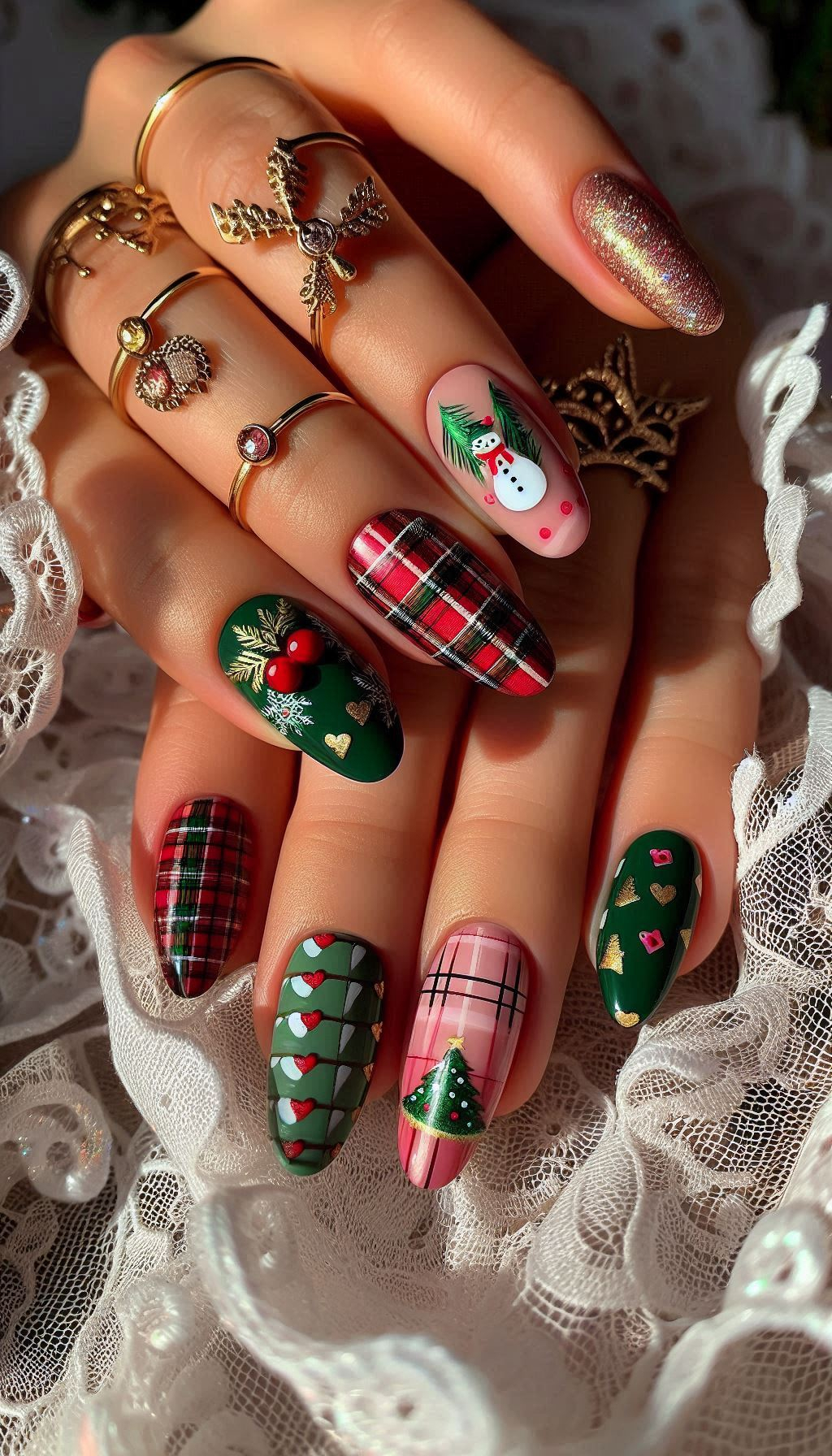 Wrap your nails in the warmth of plaid this Christmas. These designs are perfect for adding a touch of classic holiday flair to your manicure!